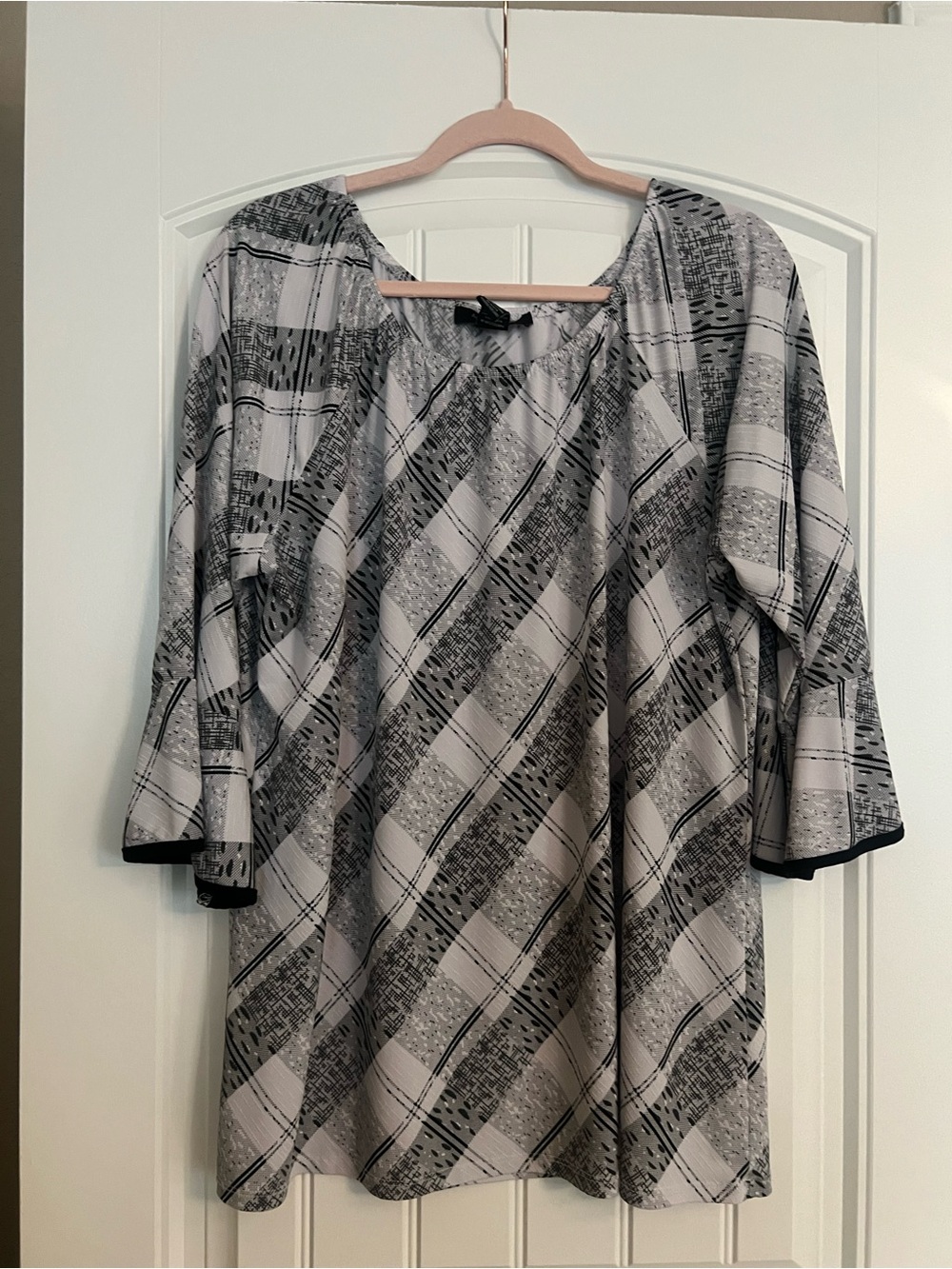 Plus-Size Gray Patterned Blouse with Three-Quarter Sleeves